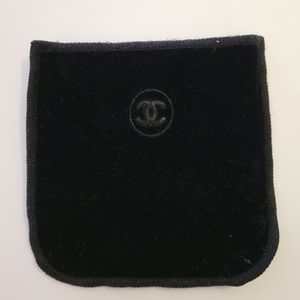 C H A N E L  Velvet dust cover